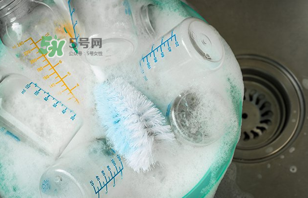 奶瓶刷尼龍的好還是海綿的好？洗奶瓶的正確方法