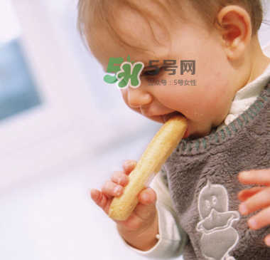 寶寶沒長牙能吃磨牙棒嗎？寶寶沒長牙可以吃磨牙餅干嗎？