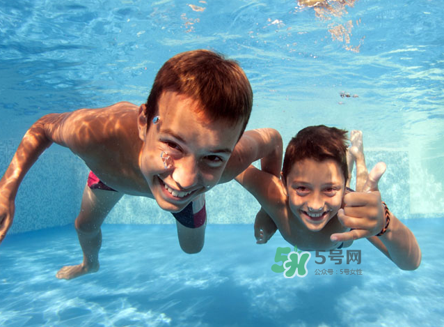 游泳為什么要穿泳衣？為什么游泳要穿泳衣？