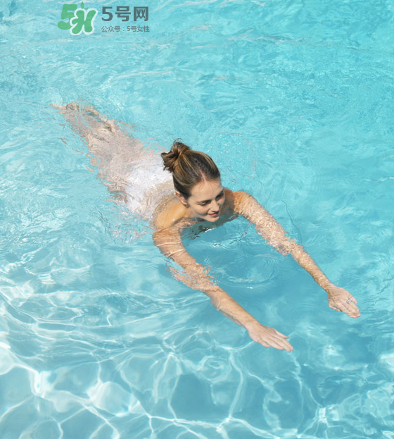 游泳為什么要穿泳衣？為什么游泳要穿泳衣？
