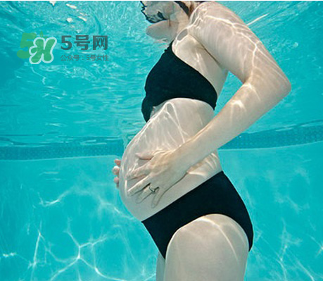 孕婦能游泳嗎？孕婦能不能去游泳池？