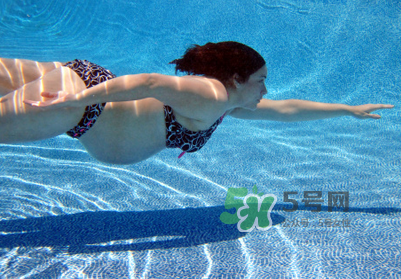 孕婦能游泳嗎？孕婦能不能去游泳池？