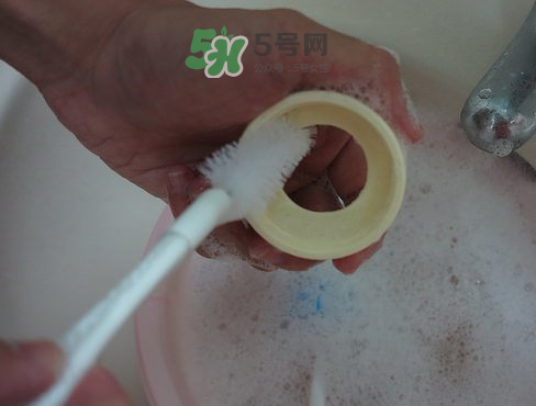 奶瓶刷尼龍的好還是海綿的好？洗奶瓶的正確方法