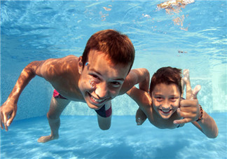 游泳為什么要穿泳衣？為什么游泳要穿泳衣？