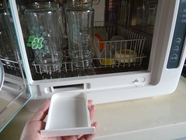 奶瓶刷尼龍的好還是海綿的好？洗奶瓶的正確方法