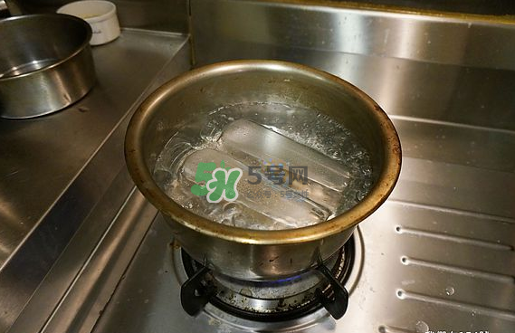 奶瓶刷尼龍的好還是海綿的好？洗奶瓶的正確方法