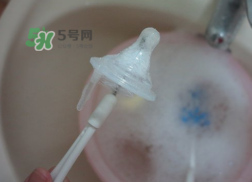 奶瓶刷尼龍的好還是海綿的好？洗奶瓶的正確方法