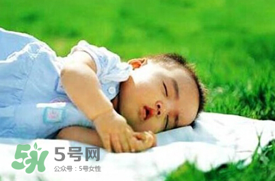 寶寶曬太陽對眼睛好嗎？寶寶曬太陽對眼睛的有影響嗎？