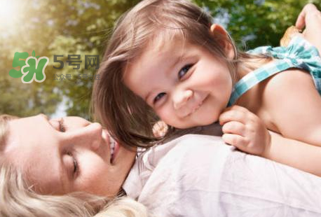 寶寶曬太陽對眼睛好嗎？寶寶曬太陽對眼睛的有影響嗎？