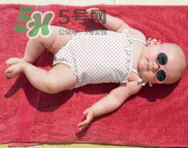 寶寶曬太陽對眼睛好嗎？寶寶曬太陽對眼睛的有影響嗎？