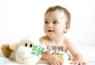 夏天寶寶頭上長紅疙瘩怎么回事？夏天寶寶頭上長東西怎么辦？