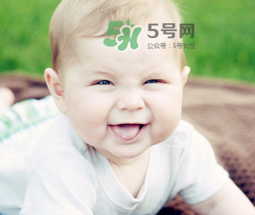 夏天寶寶頭上長紅疙瘩怎么回事？夏天寶寶頭上長東西怎么辦？