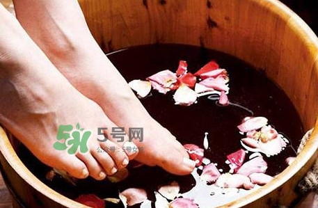 醋泡腳要加水嗎？醋泡腳用熱水還是冷水？