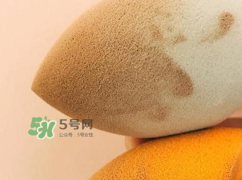 硅膠粉撲和海綿粉撲哪個好？硅膠粉撲和美妝蛋哪個好