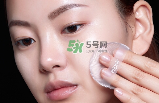 硅膠粉撲和海綿粉撲哪個好？硅膠粉撲和美妝蛋哪個好