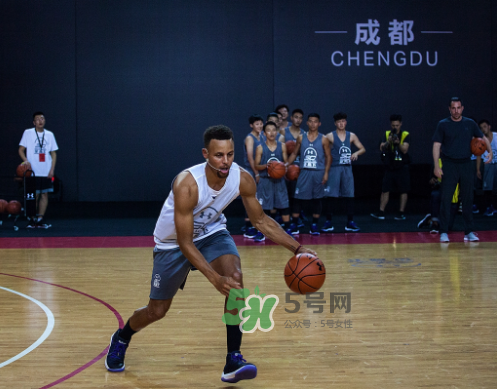 2017庫(kù)里亞洲行成都站上腳穿的球鞋是什么型號(hào)？