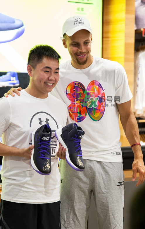 2017庫(kù)里亞洲行成都站上腳穿的球鞋是什么型號(hào)？