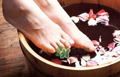 醋泡腳要把醋燒開(kāi)嗎？白醋泡腳的正確方法