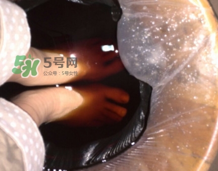 醋泡腳用白醋還是陳醋？泡腳用什么醋最好？