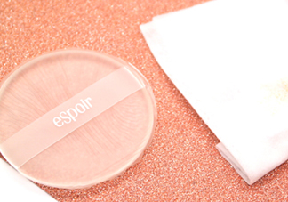 硅膠粉撲和海綿粉撲哪個好？硅膠粉撲和美妝蛋哪個好