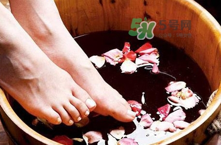 花椒水泡腳能降血壓嗎？泡腳是干花椒好還是鮮花椒好