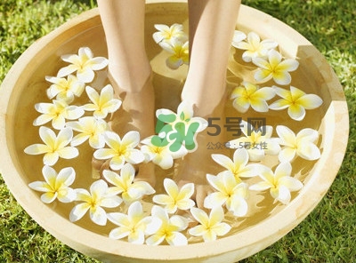 醋泡腳要把醋燒開(kāi)嗎？白醋泡腳的正確方法