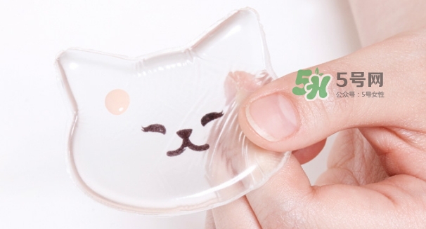 硅膠粉撲和海綿粉撲哪個好？硅膠粉撲和美妝蛋哪個好