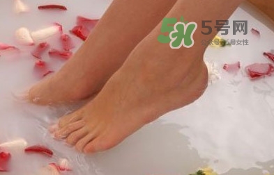 花椒水泡腳能降血壓嗎？泡腳是干花椒好還是鮮花椒好