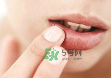 你的嘴唇為什么起泡 嘴唇上的水泡治不好嗎？