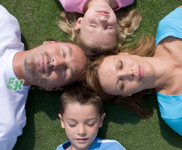 三伏天可以睡地上嗎？三伏天可以睡地板嗎？