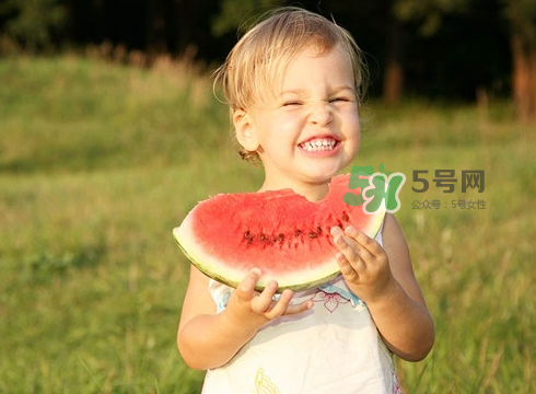 三伏天吃西瓜好嗎_三伏天吃西瓜的好處_三伏天吃西瓜能瘦嗎 三伏天吃西瓜好嗎_三伏天吃西瓜的好處_三伏天吃西瓜能瘦嗎