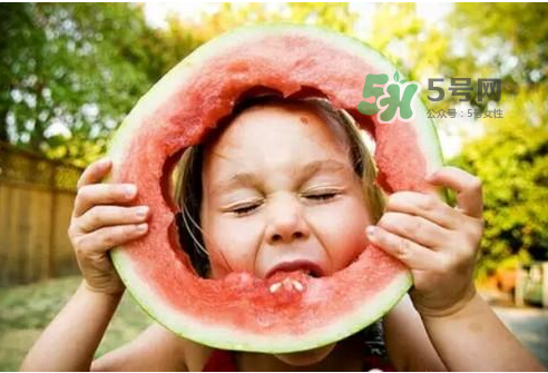 三伏天吃西瓜好嗎_三伏天吃西瓜的好處_三伏天吃西瓜能瘦嗎 三伏天吃西瓜好嗎_三伏天吃西瓜的好處_三伏天吃西瓜能瘦嗎