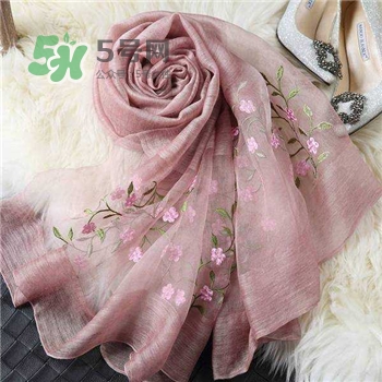 真絲圍巾的挑選 真絲圍巾的保養(yǎng) 真絲圍巾的挑選 真絲圍巾的保養(yǎng)