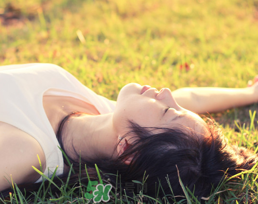 三伏天能曬太陽(yáng)嗎_三伏天曬太陽(yáng)的好處_如何在三伏天曬太陽(yáng)