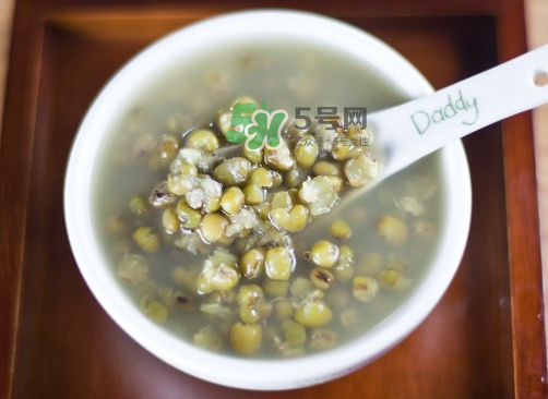 綠豆湯和牛奶能一起吃嗎？喝綠豆湯同時(shí)可以喝牛奶嗎？