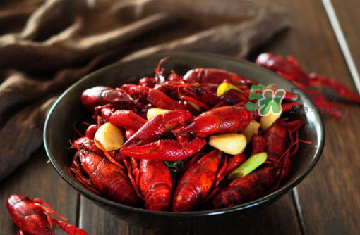 麻辣小龍蝦和西瓜能一起吃嗎？麻辣小龍蝦和西瓜一起吃會中毒嗎？