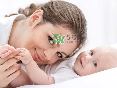 3~5個(gè)月的寶寶有多了解這個(gè)世界？寶寶睡眠習(xí)慣如何規(guī)范？