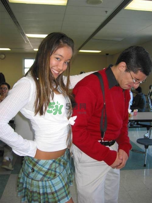 男人在公眾場(chǎng)合勃起如何化解尷尬？