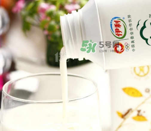  冠益乳和暢輕哪個好？冠益乳好還是暢輕好