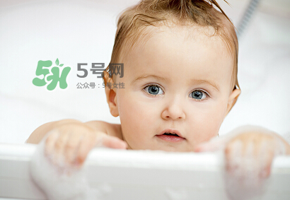 寶寶濕疹可以洗澡嗎？新生兒濕疹可以洗澡嗎？