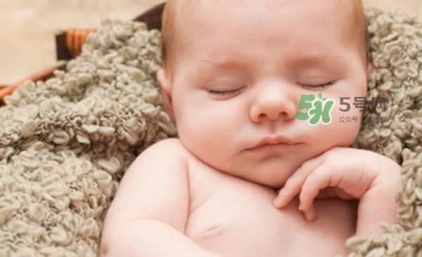 3~5個(gè)月的寶寶有多了解這個(gè)世界？寶寶睡眠習(xí)慣如何規(guī)范？