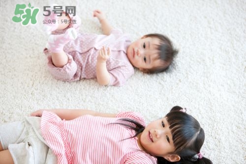 什么時(shí)候跟孩子分床睡好？嬰兒跟父母分房睡還是分床睡？