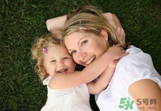 什么時(shí)候跟孩子分床睡好？嬰兒跟父母分房睡還是分床睡？