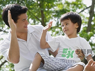 孩子大哭大鬧時(shí)該怎么辦 孩子渴望被關(guān)注的心理 孩子大哭大鬧時(shí)該怎么辦 孩子渴望被關(guān)注的心理