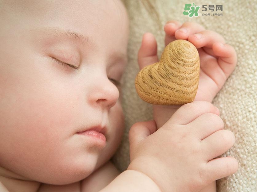 什么時(shí)候跟孩子分床睡好？嬰兒跟父母分房睡還是分床睡？