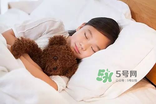 什么時(shí)候跟孩子分床睡好？嬰兒跟父母分房睡還是分床睡？