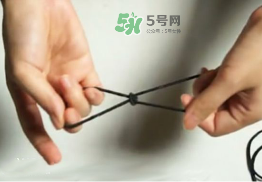 一字領(lǐng)怎么穿不會(huì)上滑？一字肩衣服老是往上滑怎么辦？