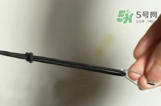 一字領(lǐng)怎么穿不會(huì)上滑？一字肩衣服老是往上滑怎么辦？