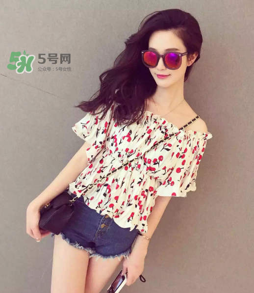 一字領(lǐng)怎么穿不會(huì)上滑？一字肩衣服老是往上滑怎么辦？