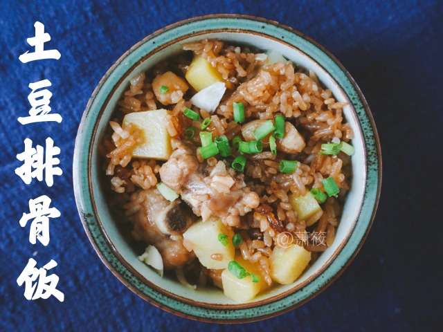 土豆排骨飯的做法 排骨土豆悶飯的做法 土豆排骨飯的做法 排骨土豆悶飯的做法